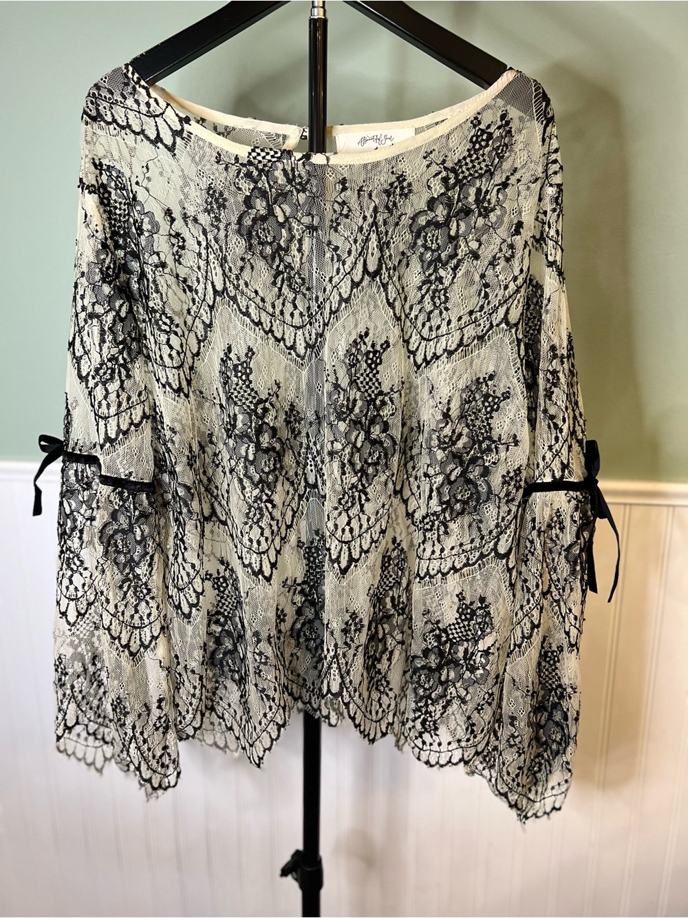 Altar’d State A Beautiful Soul Black & Cream Lace Blouse w/Ribbon Sleeve.Size 1X